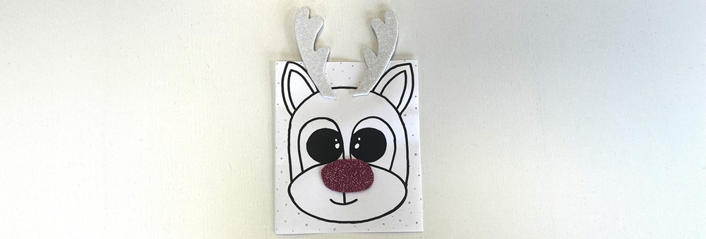 Tecknad ren med glittrig röd nos och vita glittriga horn mot vit bakgrund